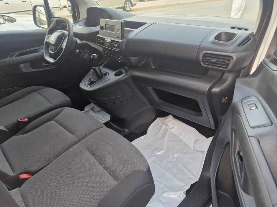 2022 Peugeot Partner Short van 