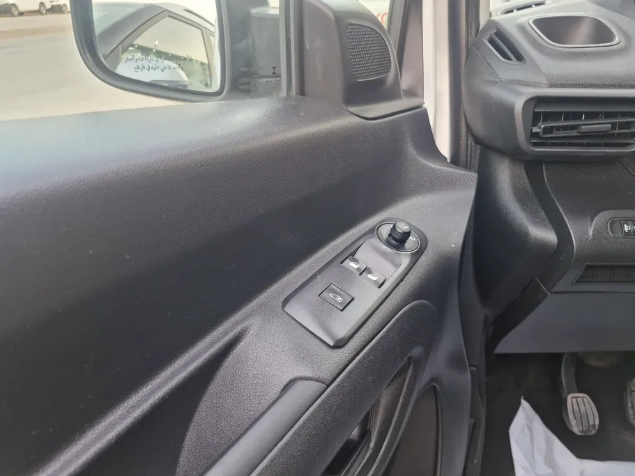 2022 Peugeot Partner Short van 