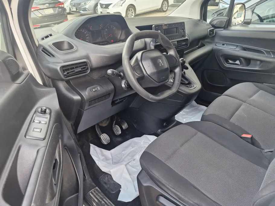 2022 Peugeot Partner Short van 