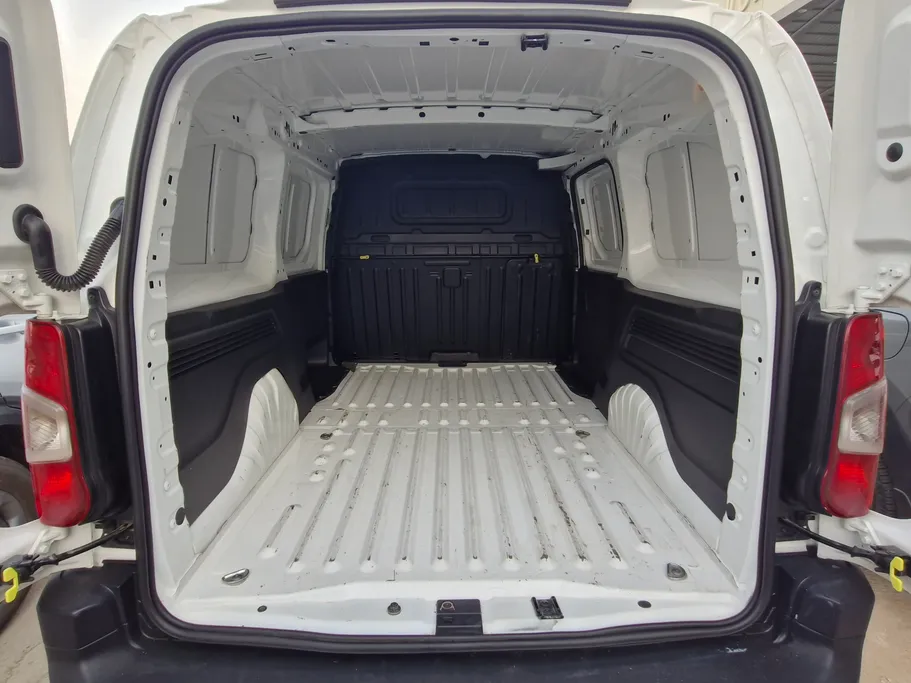 2022 Peugeot Partner Short van 