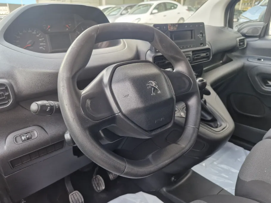 2022 Peugeot Partner Short van 