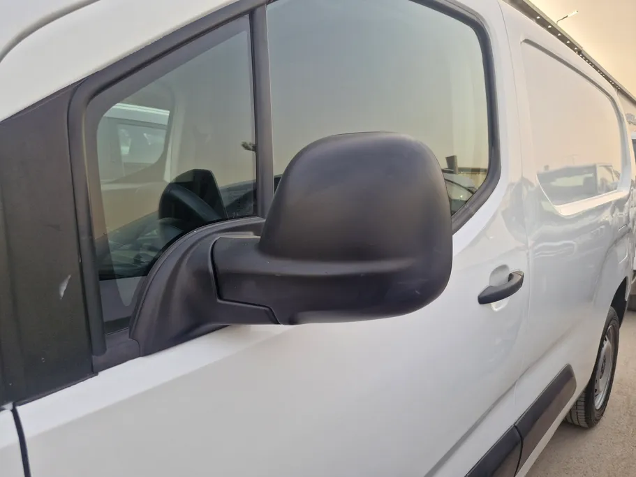 2022 Peugeot Partner Short van 