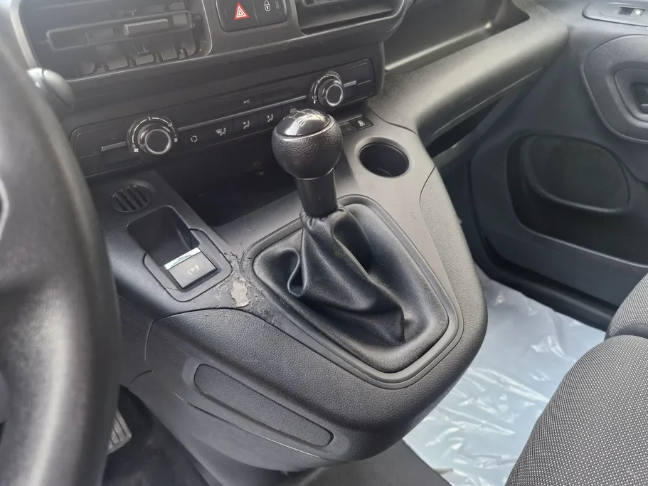 2022 Peugeot Partner Short van 