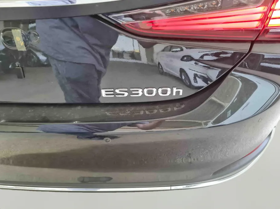 2025 Lexus ES 300 AH Hybrid  