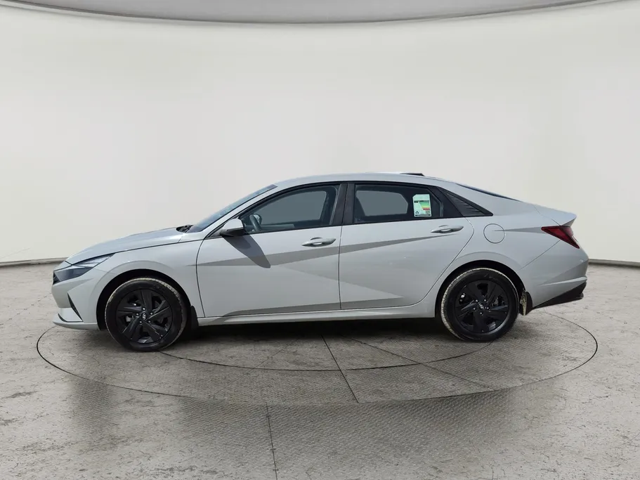 2023 Hyundai Elantra Smart 