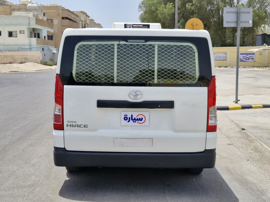 2023 Toyota Haice ثلاجة  