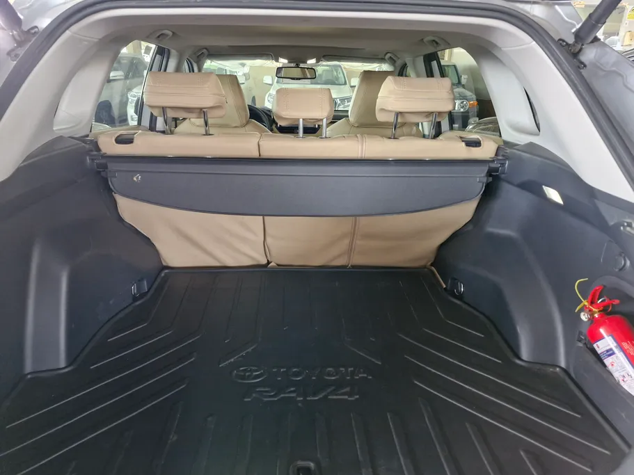 2024 Toyota RAV4 XLE HEV 