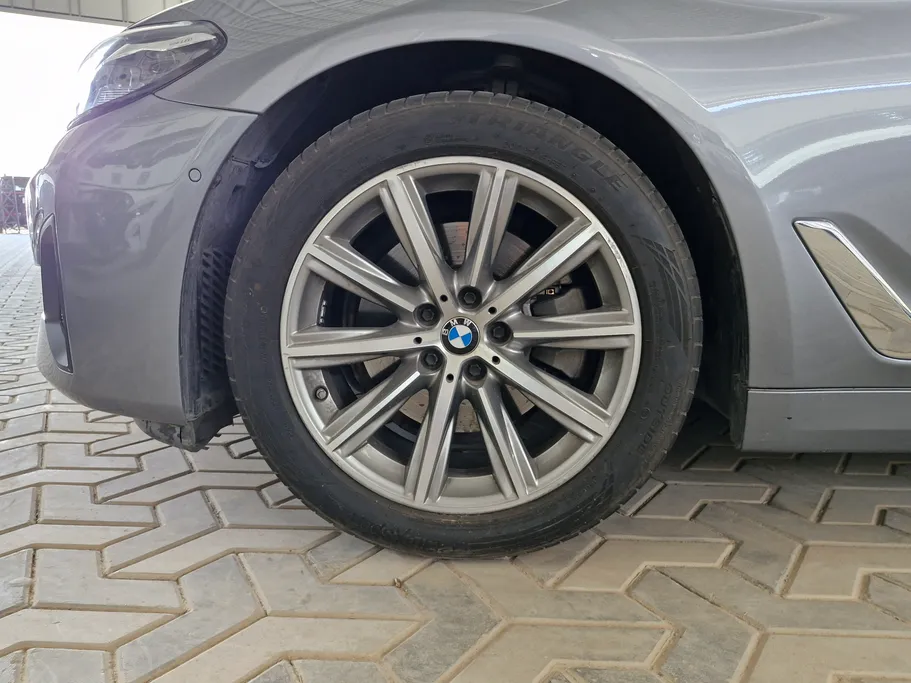 2023 BMW 5 Series 520i 