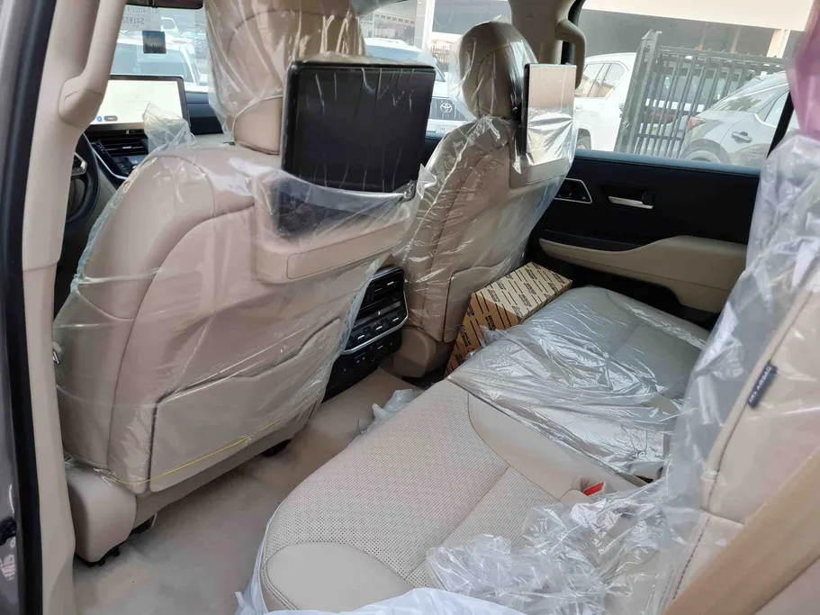 تويوتا لاندكروزر VXR 2025 