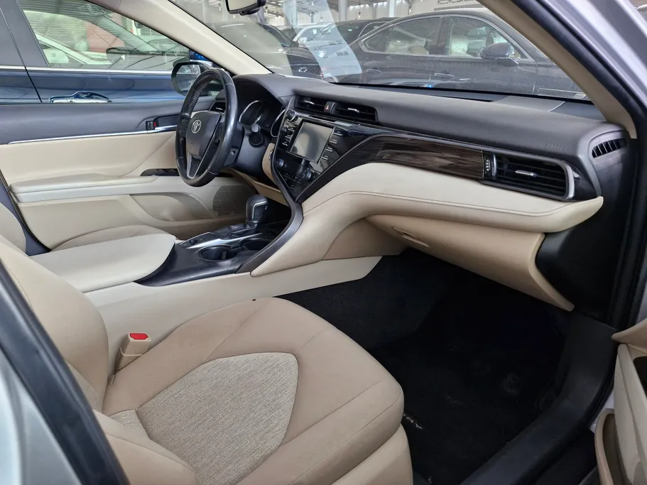 2020 Toyota Camry  GLE 