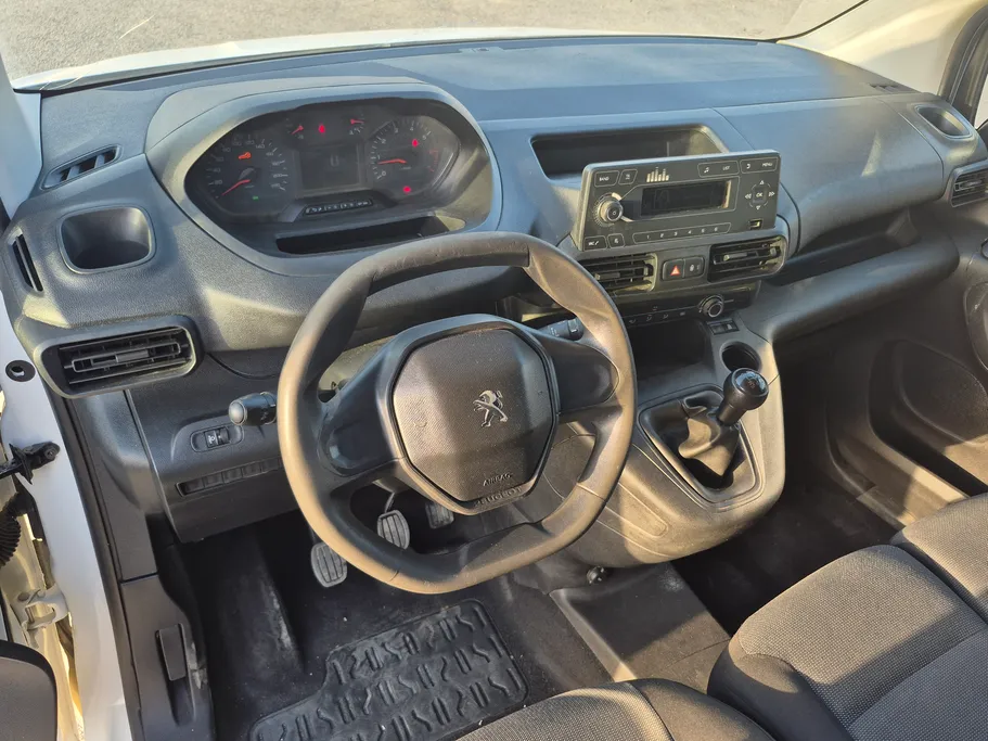 2022 Peugeot Partner Long van 