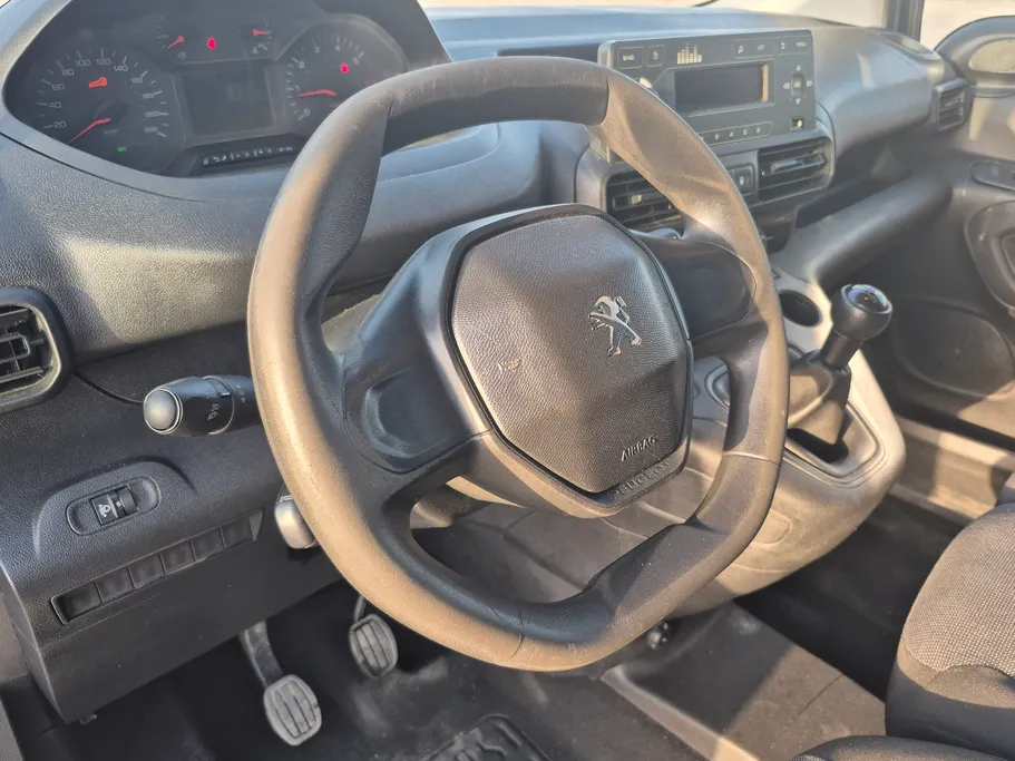 2022 Peugeot Partner Long van 