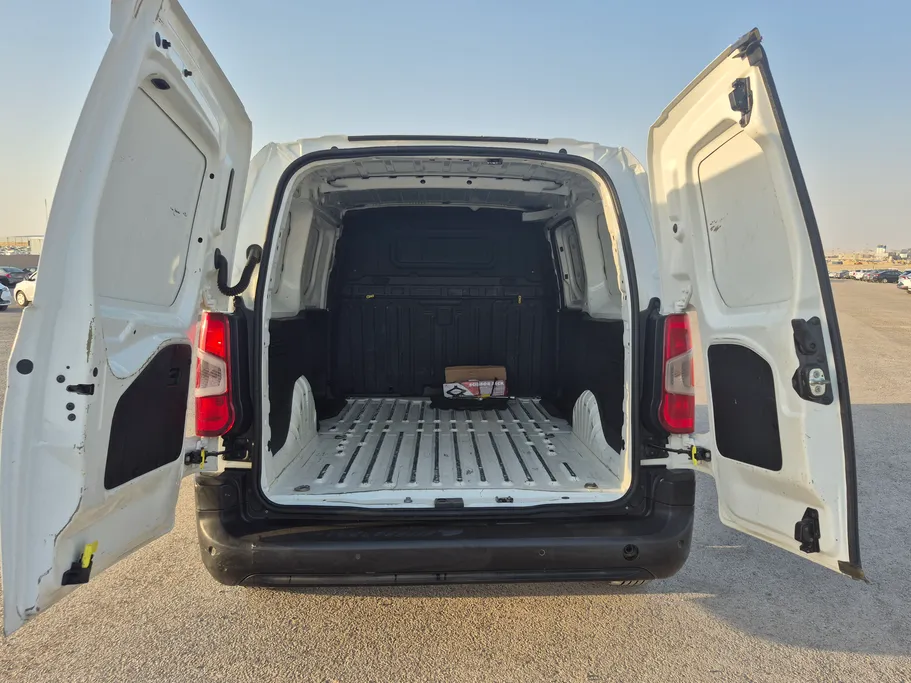 2022 Peugeot Partner Long van 