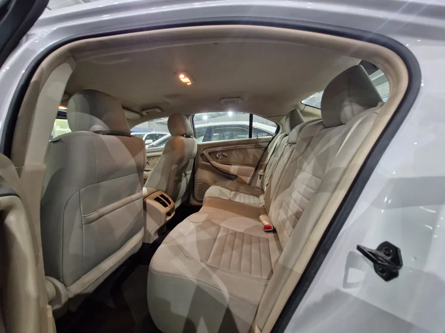 2018 Ford Taurus SE 