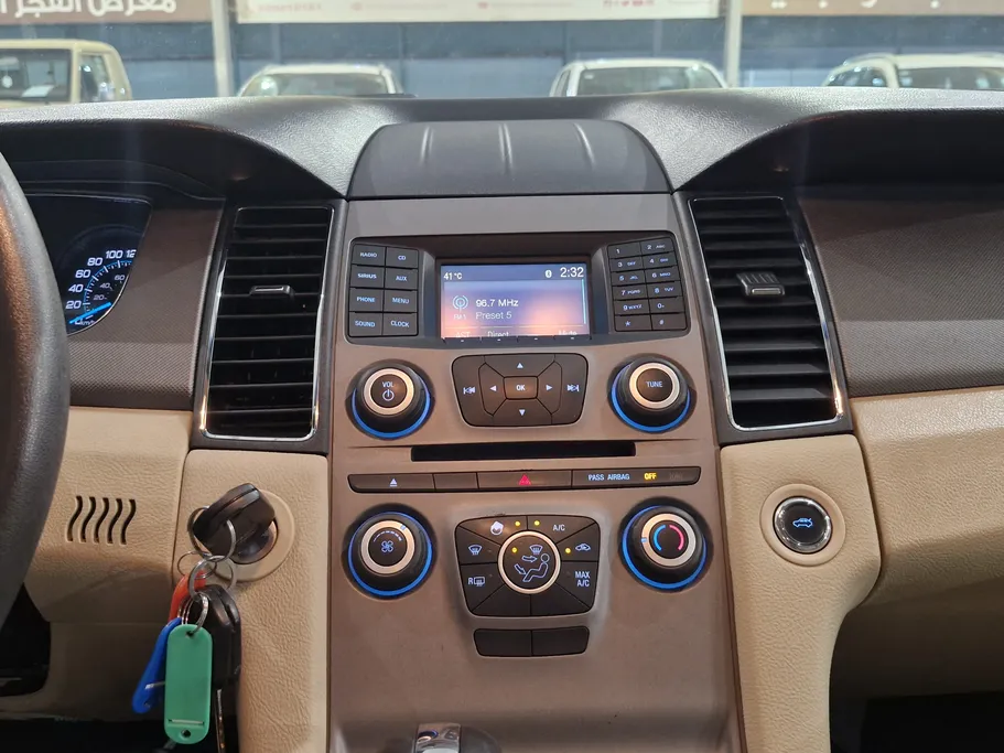 2018 Ford Taurus SE 