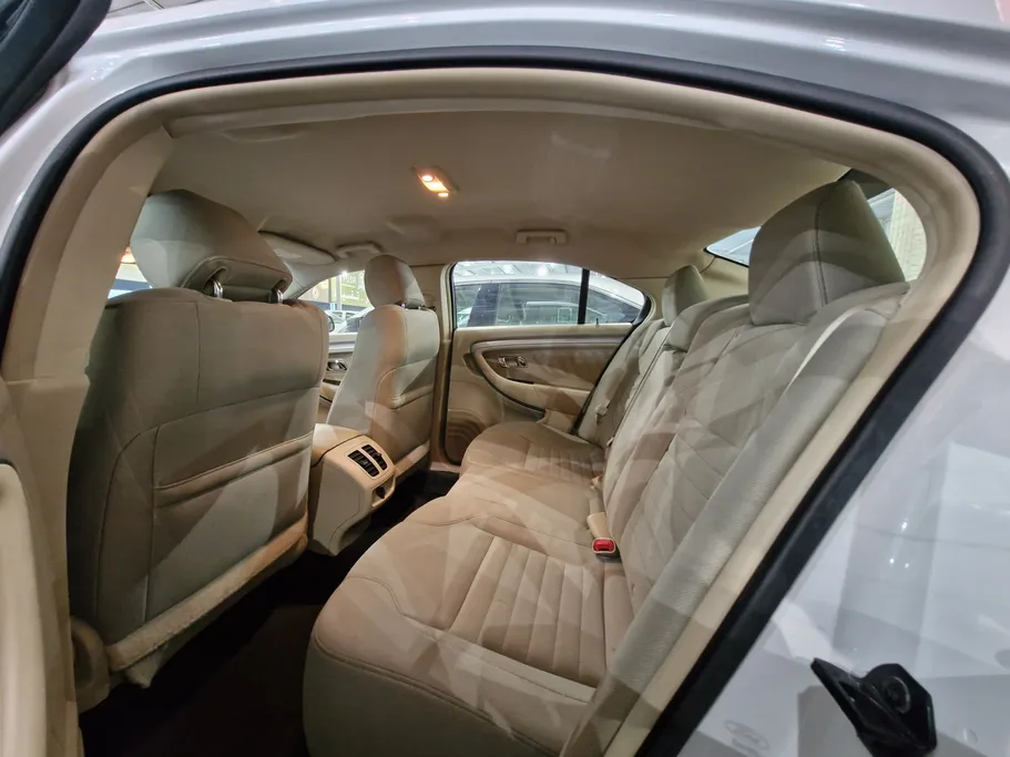 2018 Ford Taurus SE 