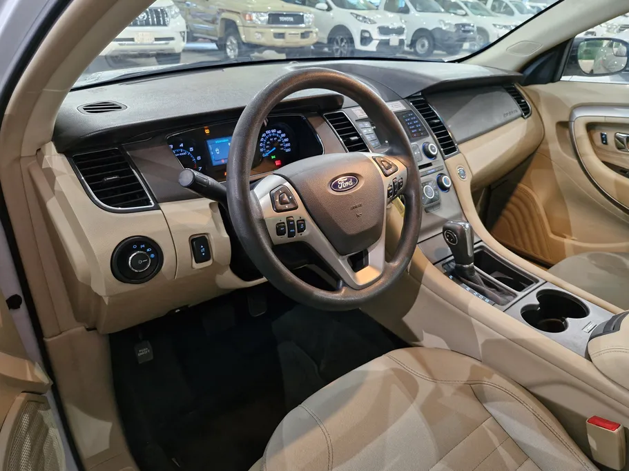 2018 Ford Taurus SE 
