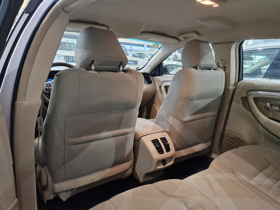 2018 Ford Taurus SE 
