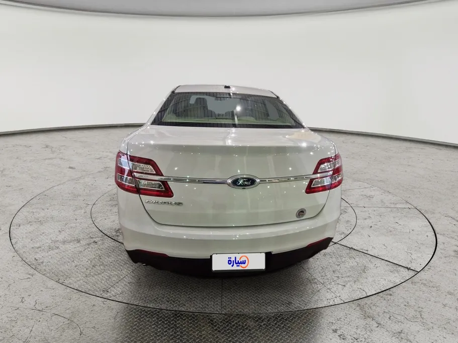 2018 Ford Taurus SE 