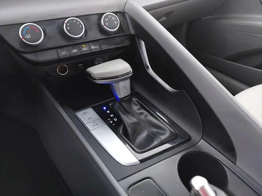 2022 Hyundai Elantra Smart 
