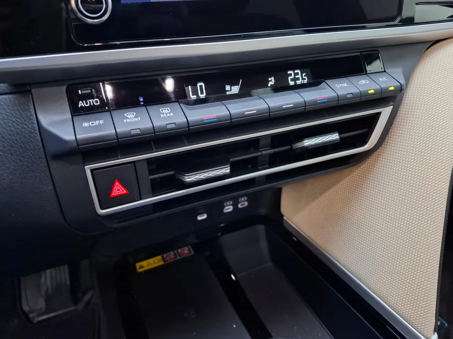 2025 Toyota Camry  LE HEV 