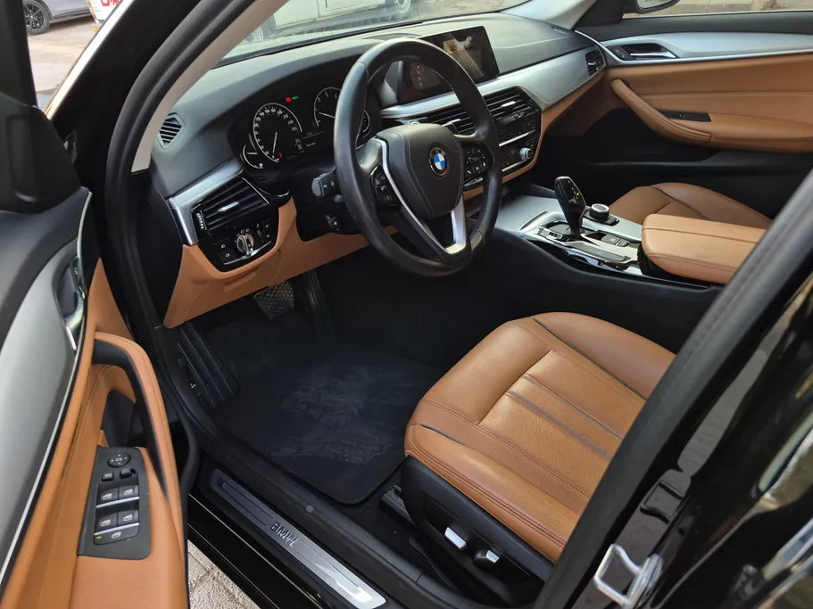 2020 BMW 5 Series 520i 