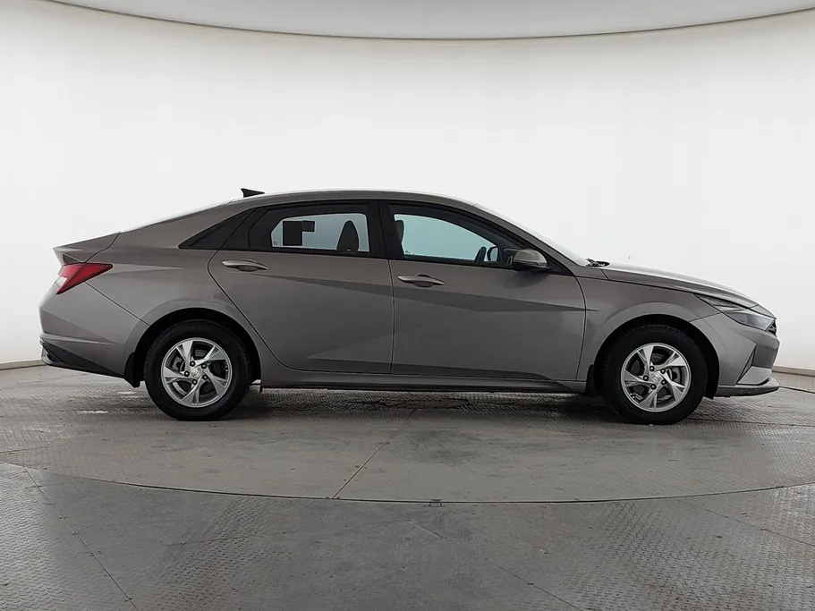 2022 Hyundai Elantra Smart 