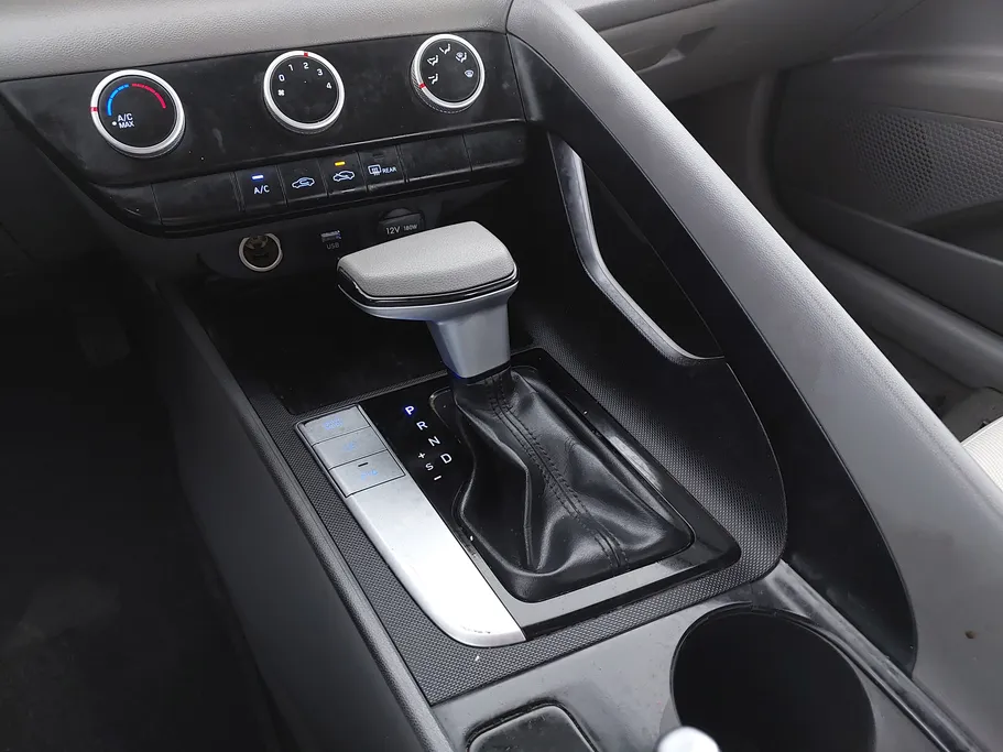 2022 Hyundai Elantra Smart 