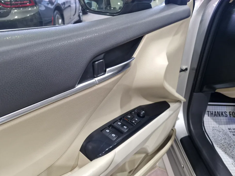 2020 Toyota Camry  GLE 