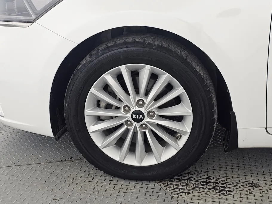 2019 Kia Cadenza LX 