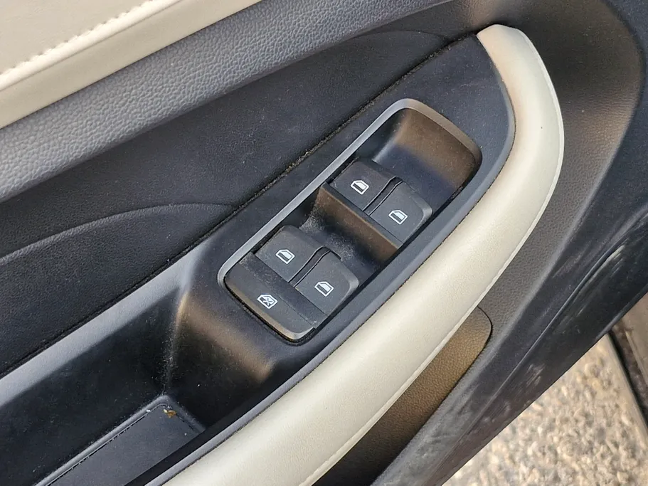 2023 MG 5 COM 