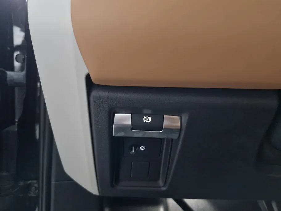 2023 Range Rover Defender P400 