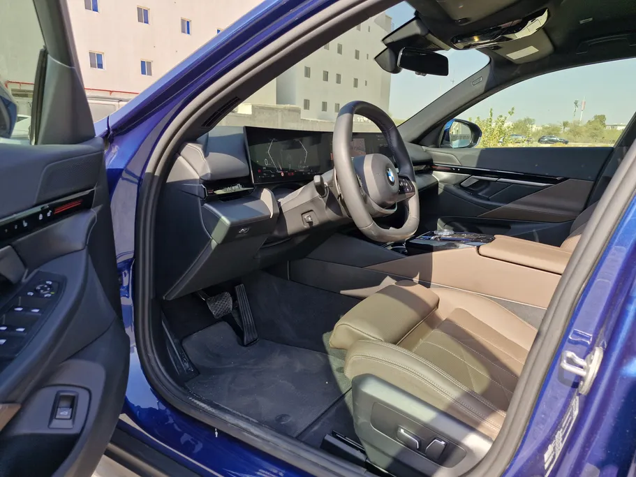 بي ام دبليو الفئة الخامسة 520i 2024 