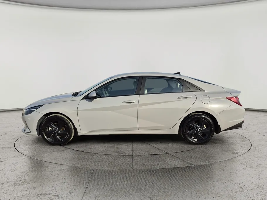 2023 Hyundai Elantra Smart 