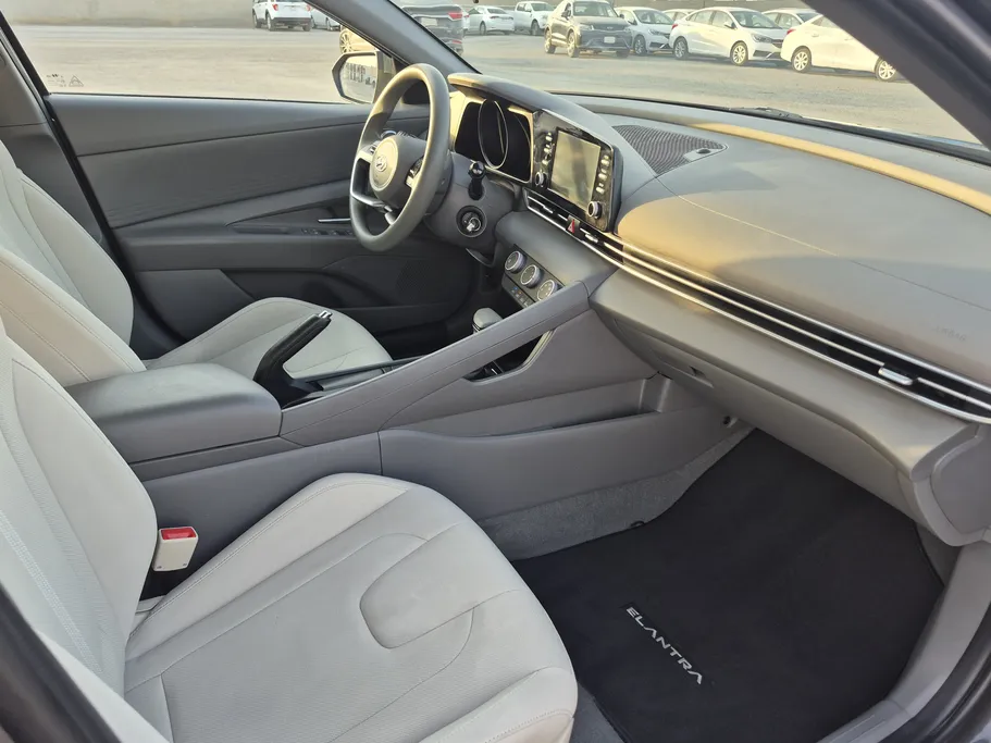 2023 Hyundai Elantra Smart 