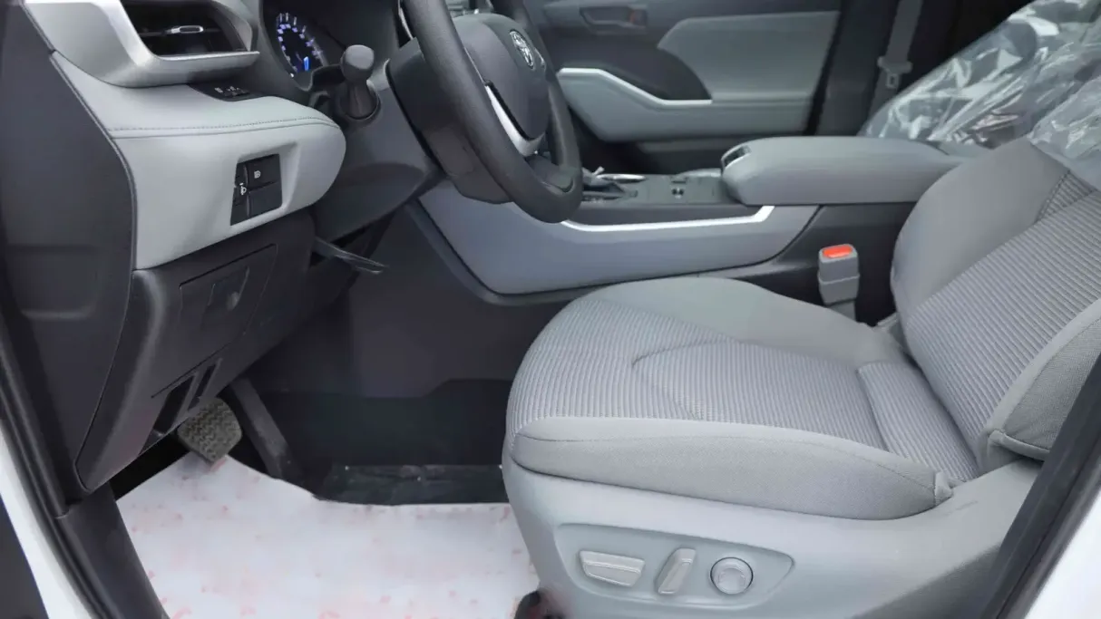 2025 Toyota Highlander LE 
