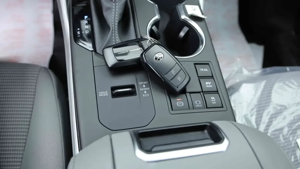 2025 Toyota Highlander LE 