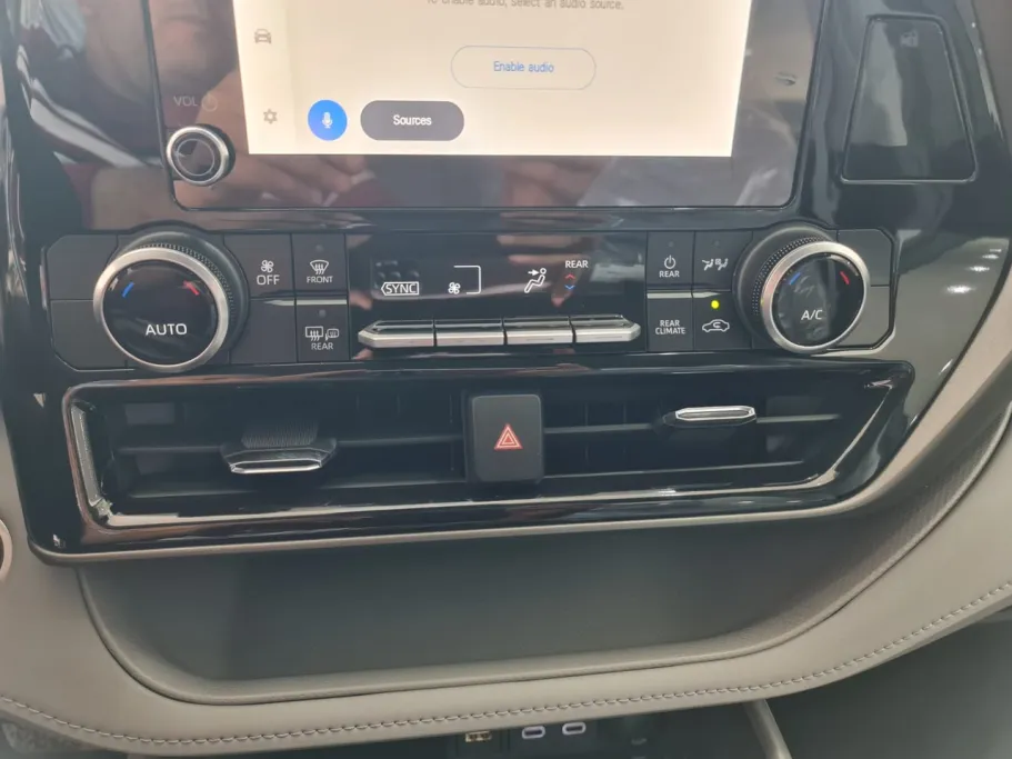 2025 Toyota Highlander LE 