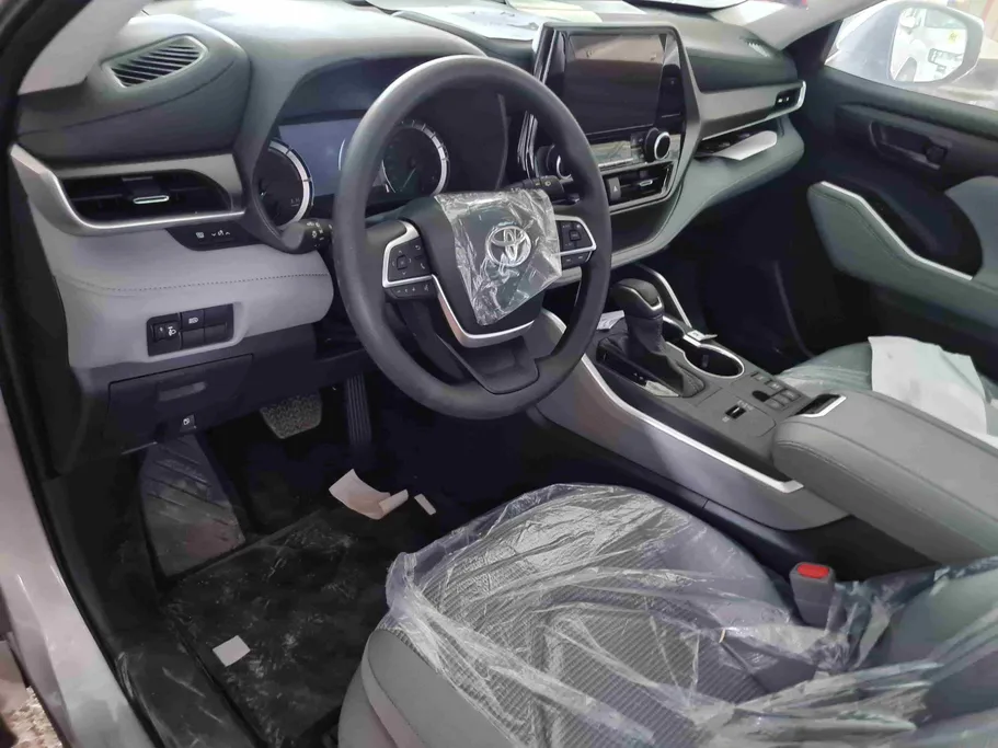 2025 Toyota Highlander LE 