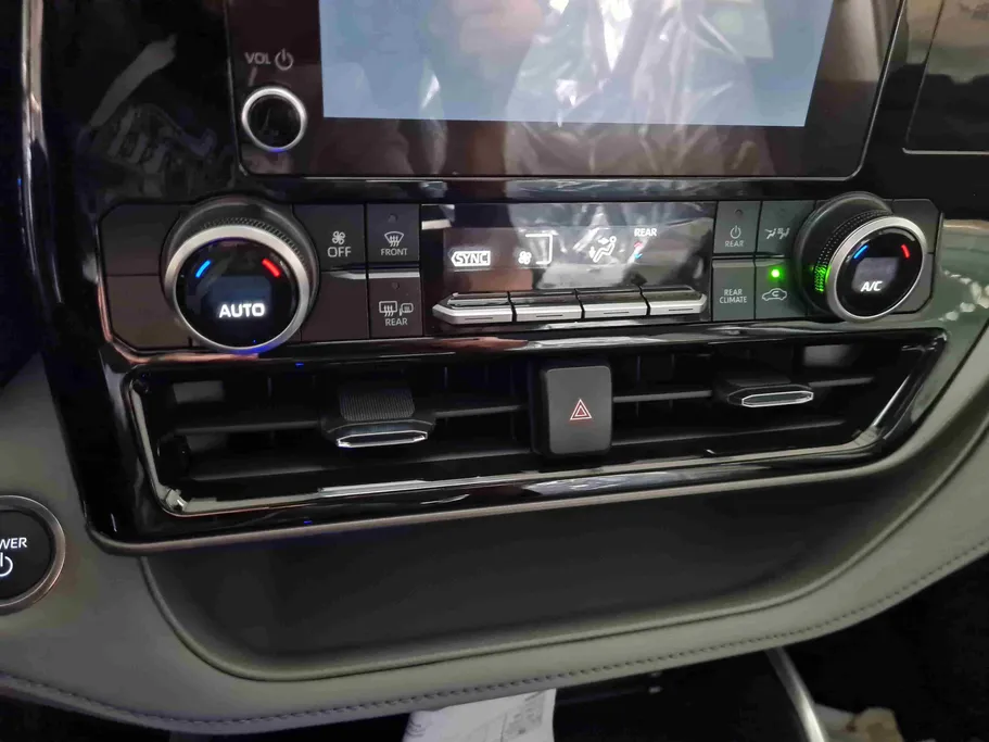 2025 Toyota Highlander LE 