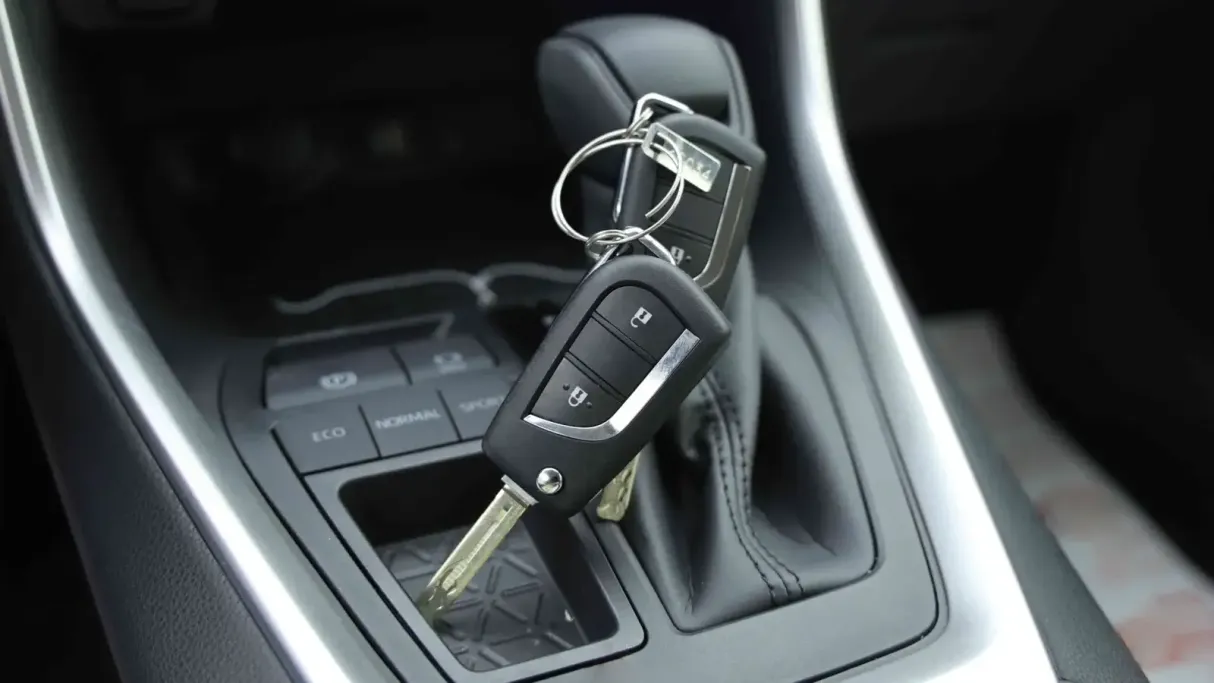 تويوتا راف فور LE 2025 