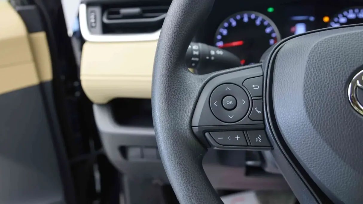 تويوتا راف فور LE 2025 