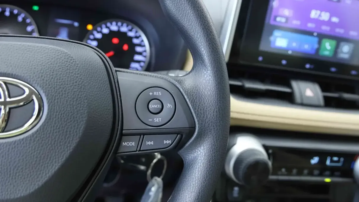 تويوتا راف فور LE 2025 