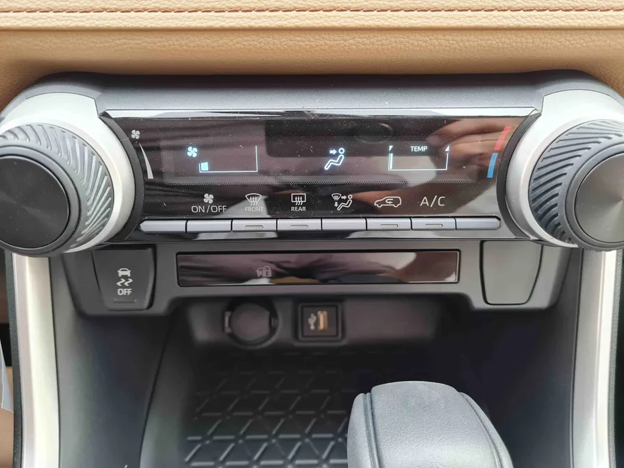 تويوتا راف فور LE 2025 