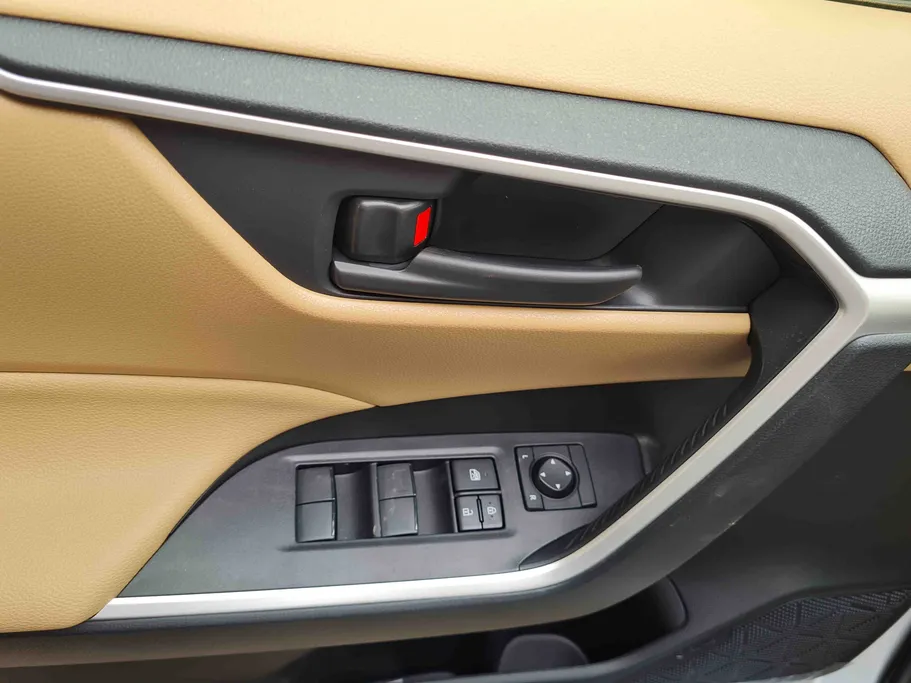 تويوتا راف فور LE 2025 