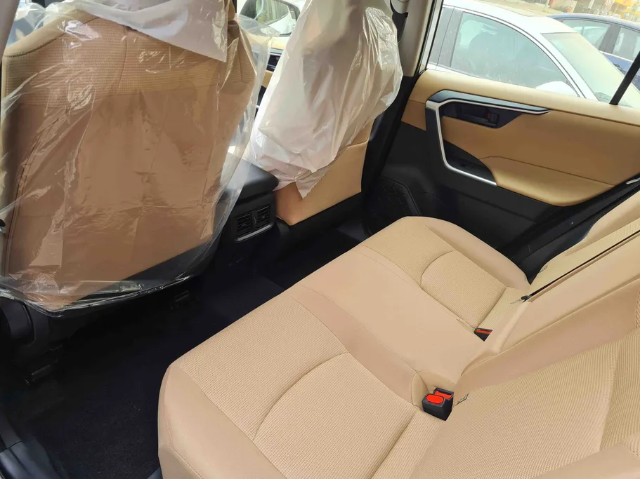 تويوتا راف فور LE 2025 