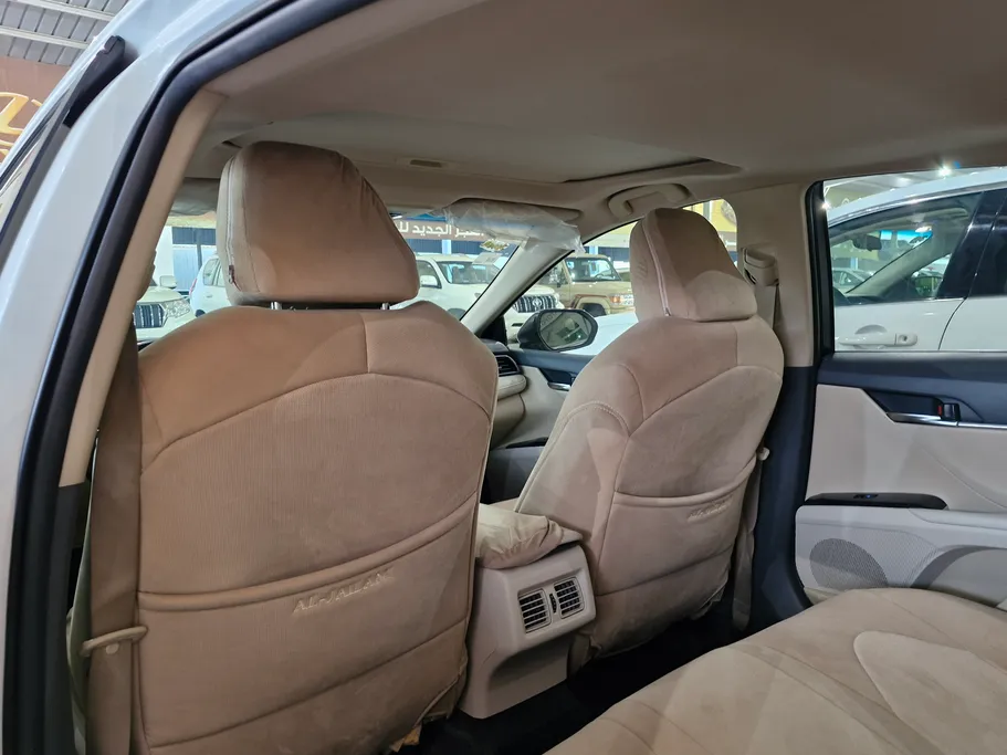 2020 Toyota Camry  GLE 