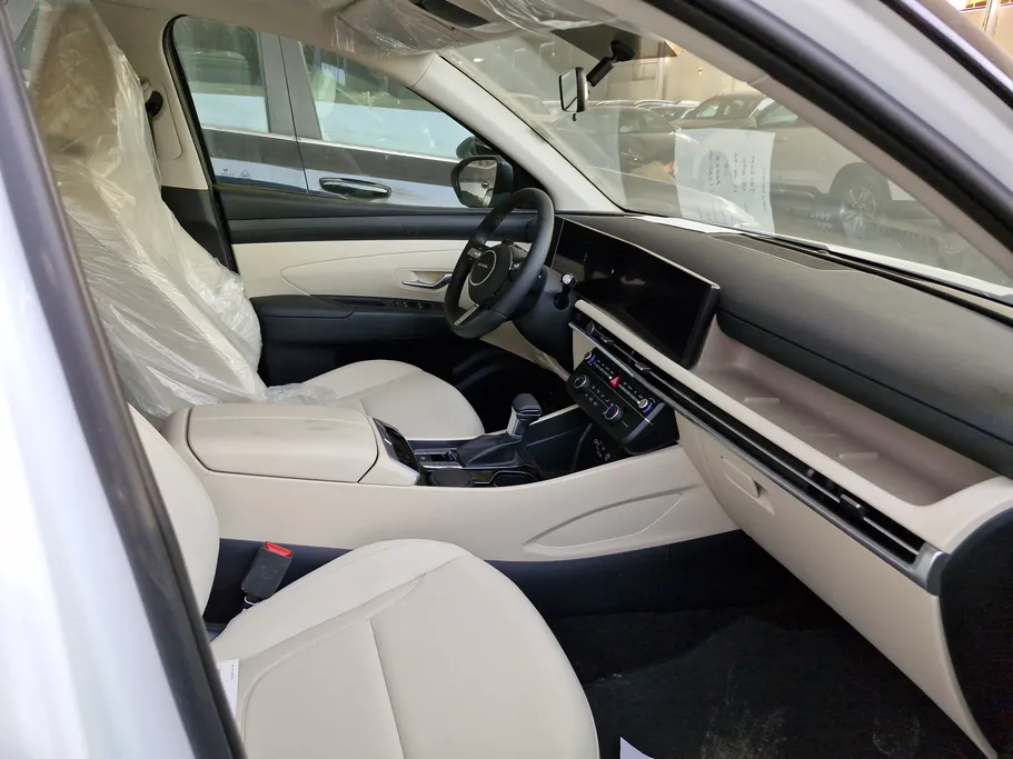 2025 Hyundai Tucson SMART (Two Tone) 