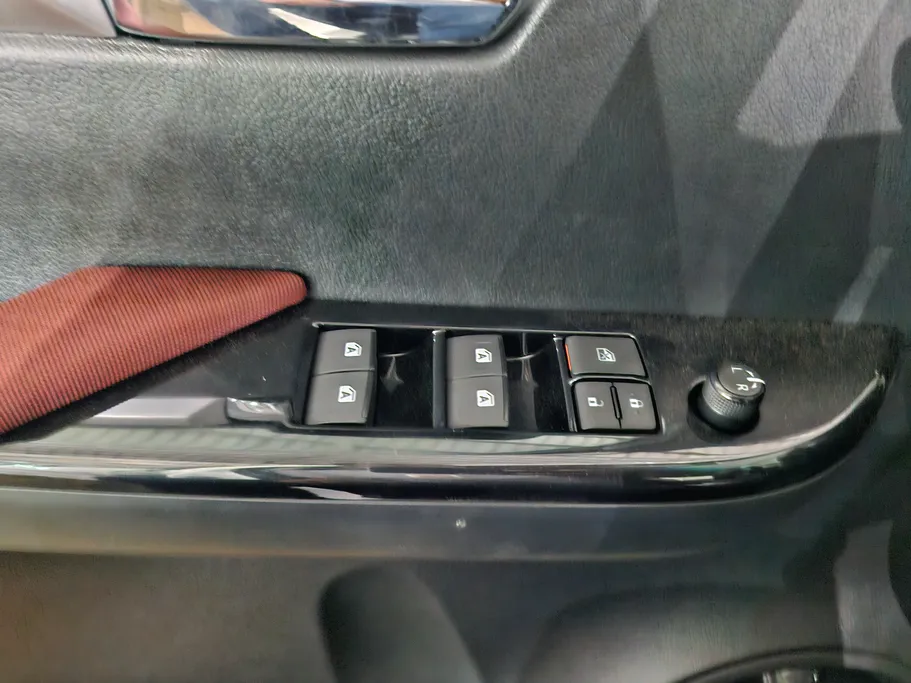 2025 Toyota Hilux SGLX 4X4 AT DSL 