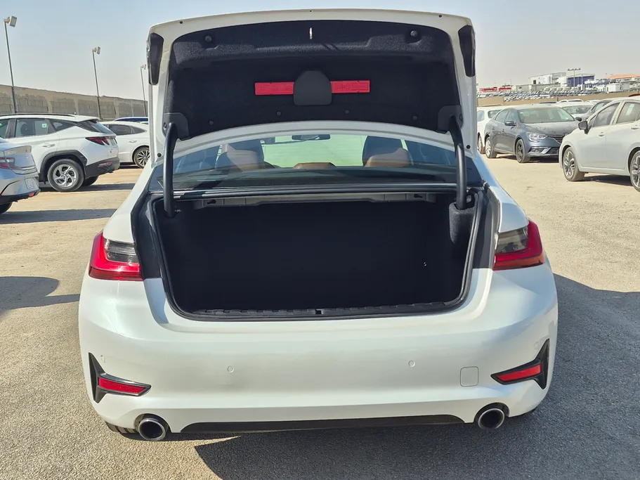 بي ام دبليو الفئة الثالثة 320i  2022 